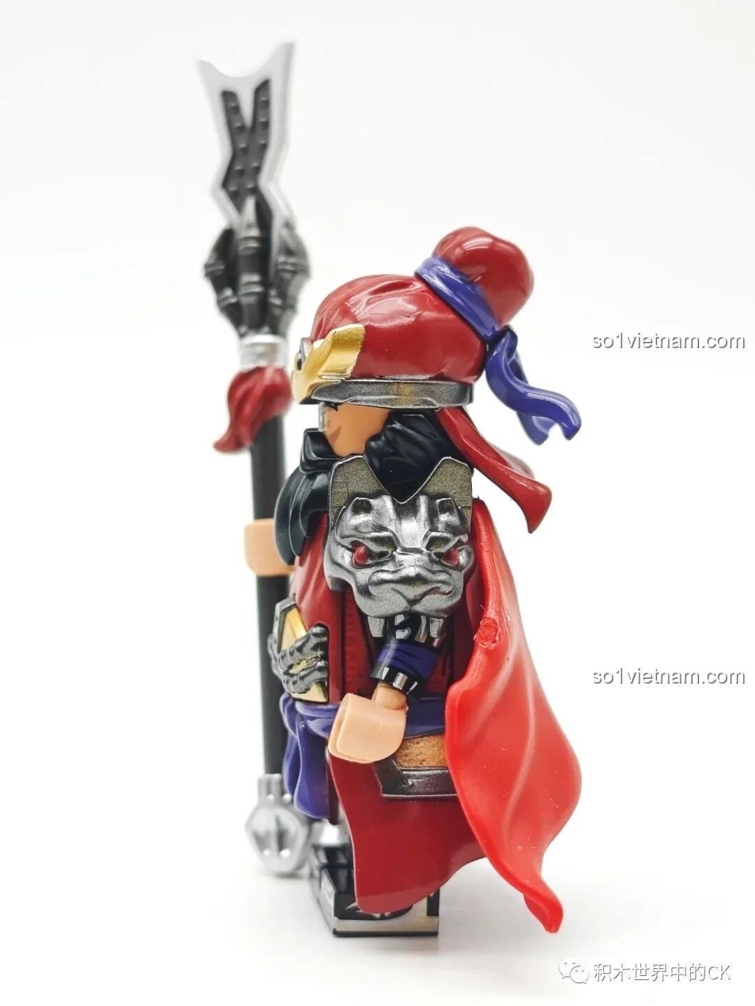 Góc nhìn nghiêng của minifigure Trương Phi, nổi bật với giáp vai hình đầu sói.