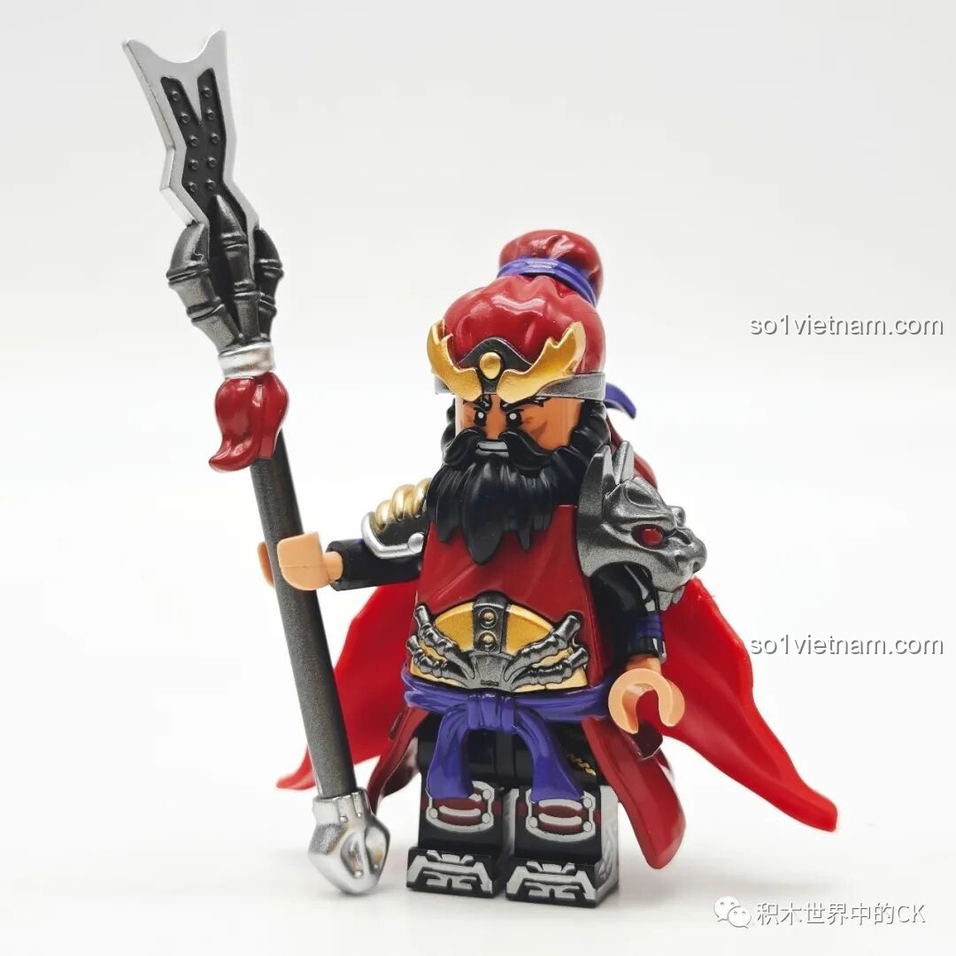 Hình ảnh minifigure Trương Phi sau khi đã mặc đầy đủ giáp trụ và cầm Bát Xà Mâu.