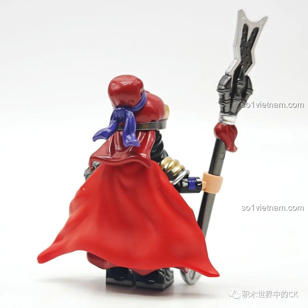 Mặt sau của minifigure Trương Phi hoàn chỉnh, với áo choàng đỏ và dải lụa tím bay trong gió.