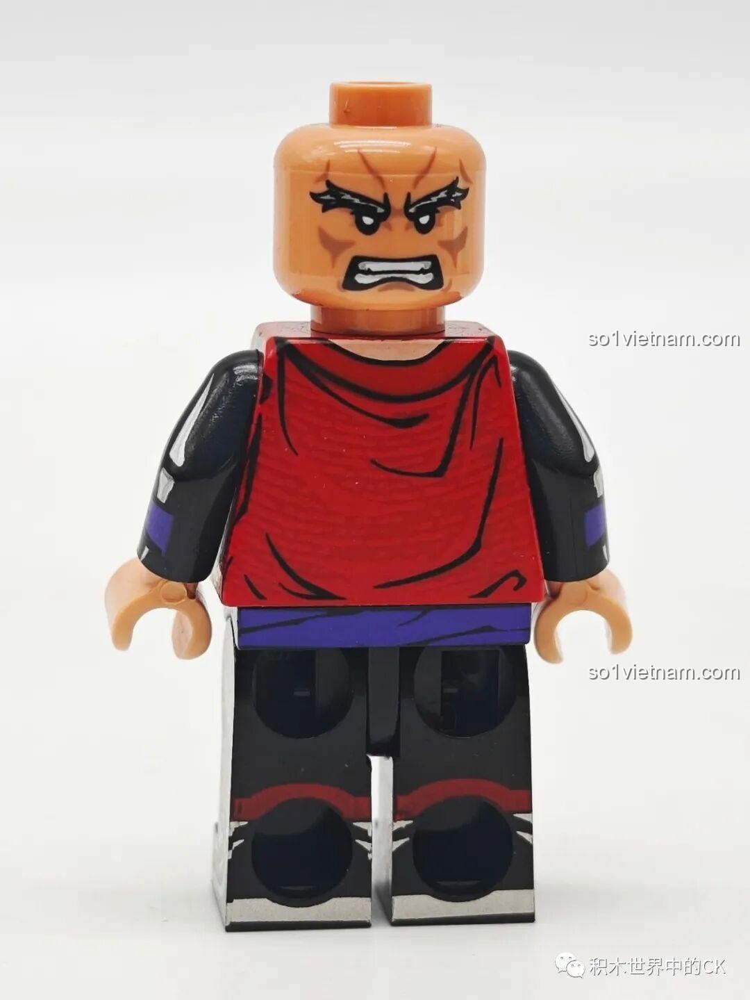Mặt sau của minifigure Trương Phi với chi tiết in trang phục, cho thấy sự tỉ mỉ trong từng sản phẩm của Kuzao Studio.