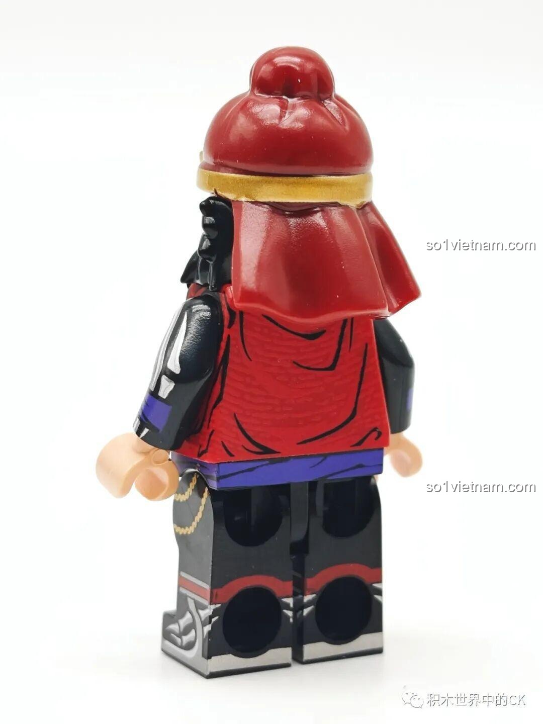 Góc nhìn từ phía sau của minifigure Trương Phi với tóc và khăn trùm đầu, thiết kế độc đáo và chi tiết.