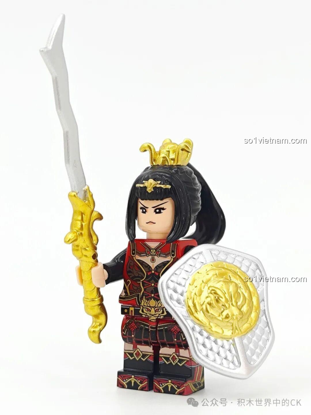 Minifigure Trương Tinh Thái Decool 20380 cầm kiếm và khiên, sẵn sàng chiến đấu.