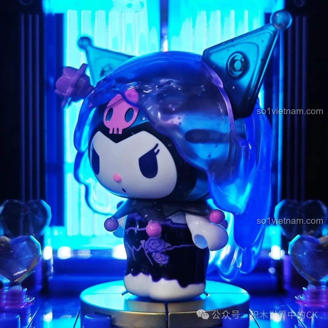 Minifigure Tử Mân Côi Kuromi đứng trước đèn LED xanh của bộ lắp ghép Kuromi's Purple Crystal Castle.