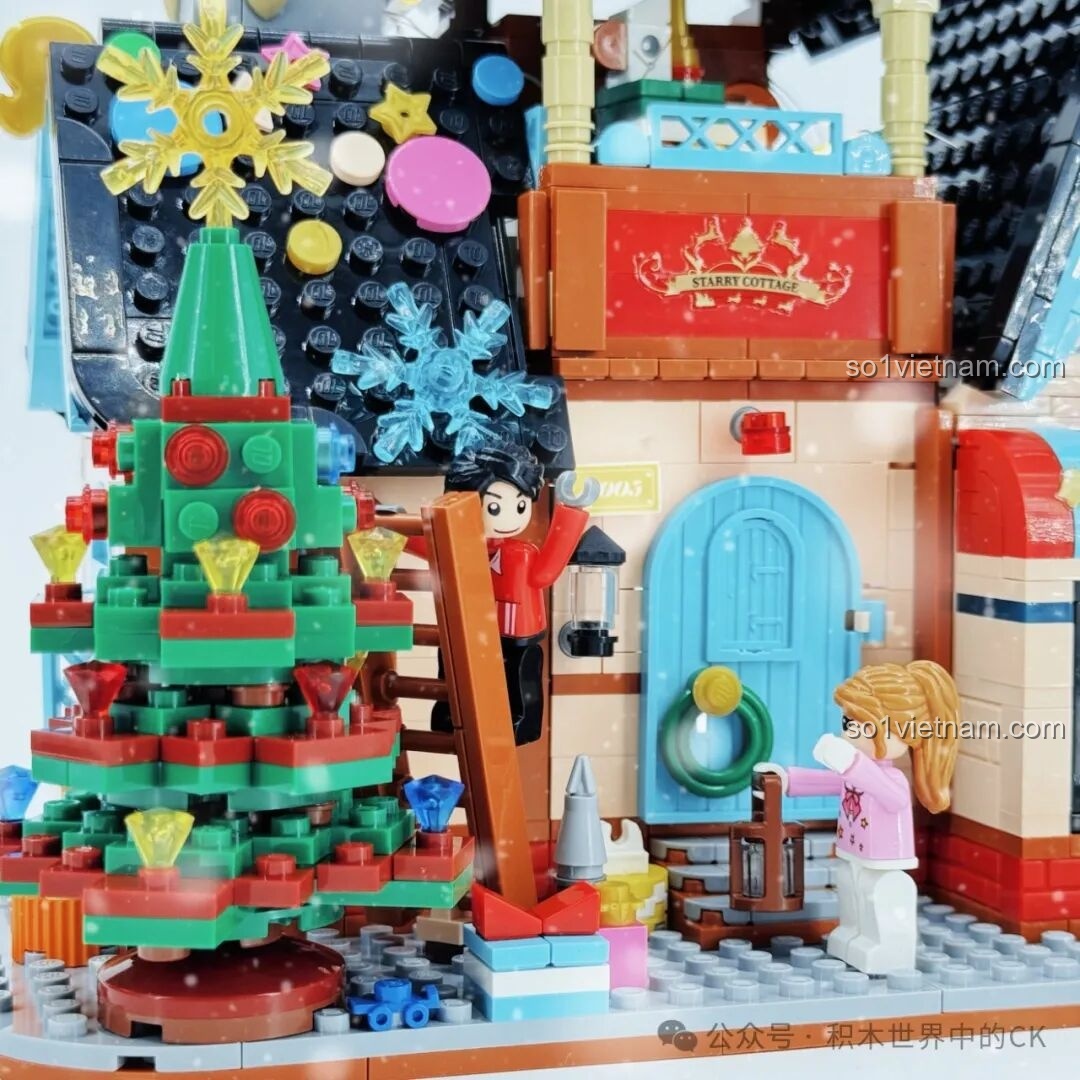 Minifigure đang tương tác với mô hình ZHEGAO 613005, trong cảnh trang trí cây thông Noel.
