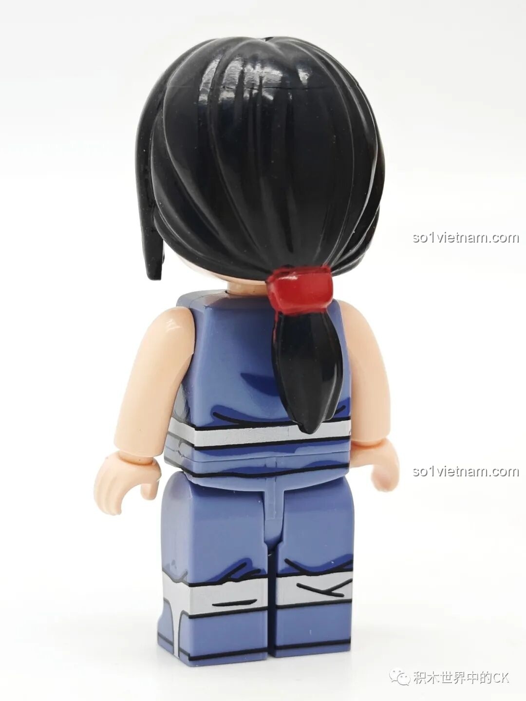 Mặt sau của minifigure Uchiha Itachi, cho thấy mái tóc đuôi ngựa và trang phục, từ bộ Qman 79001.