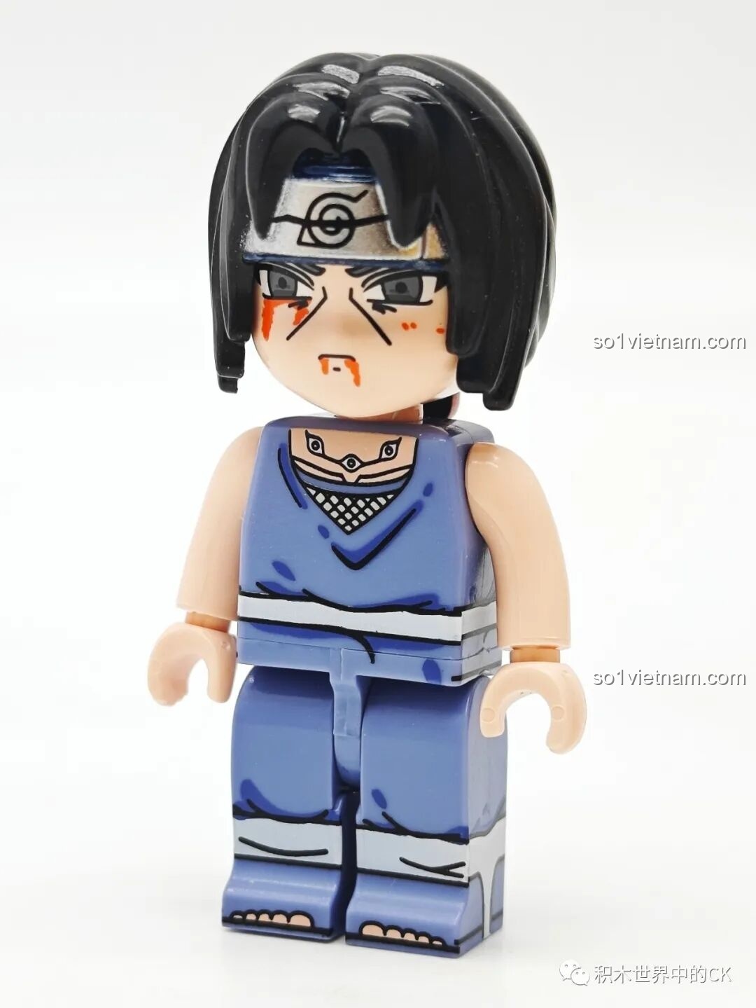 Minifigure Uchiha Itachi hoàn chỉnh nhìn từ phía trước, với vệt máu trên mặt và trang phục Anbu, thuộc bộ Qman 79001.