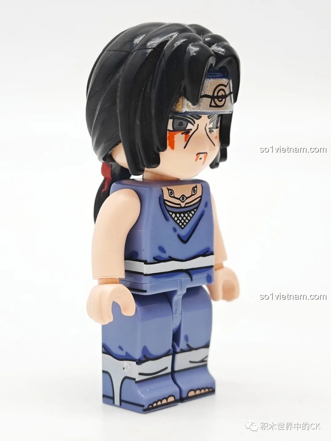 Góc nhìn nghiêng của minifigure Uchiha Itachi, thể hiện biểu cảm và trang phục, combo đồ chơi Nhân vật Uchiha Itachi cho trẻ em 6 tuổi.