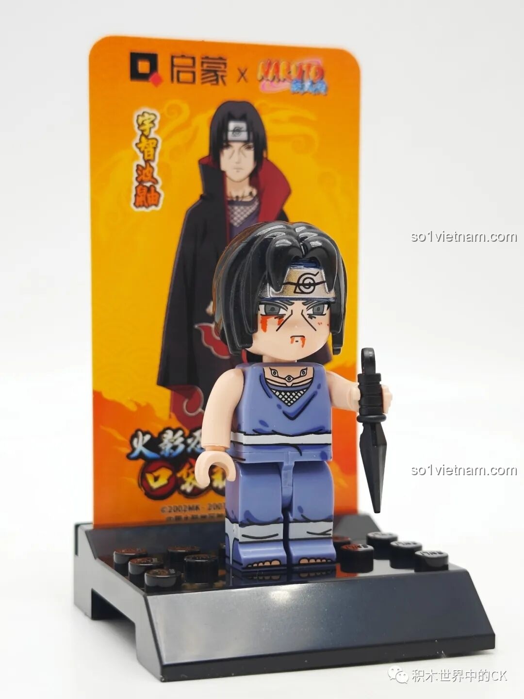 Minifigure Uchiha Itachi cầm kunai đứng trên đế trưng bày, một phần của bộ sưu tập nhân vật Naruto Qman đáng tiền.