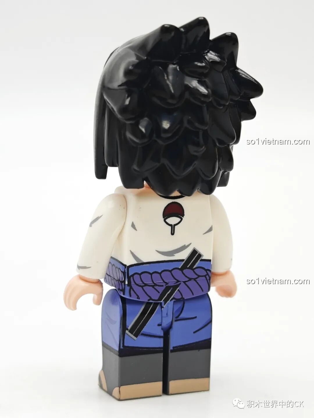 Mặt sau của minifigure Uchiha Sasuke, có biểu tượng gia tộc Uchiha và bao kiếm, từ bộ Qman 79001.