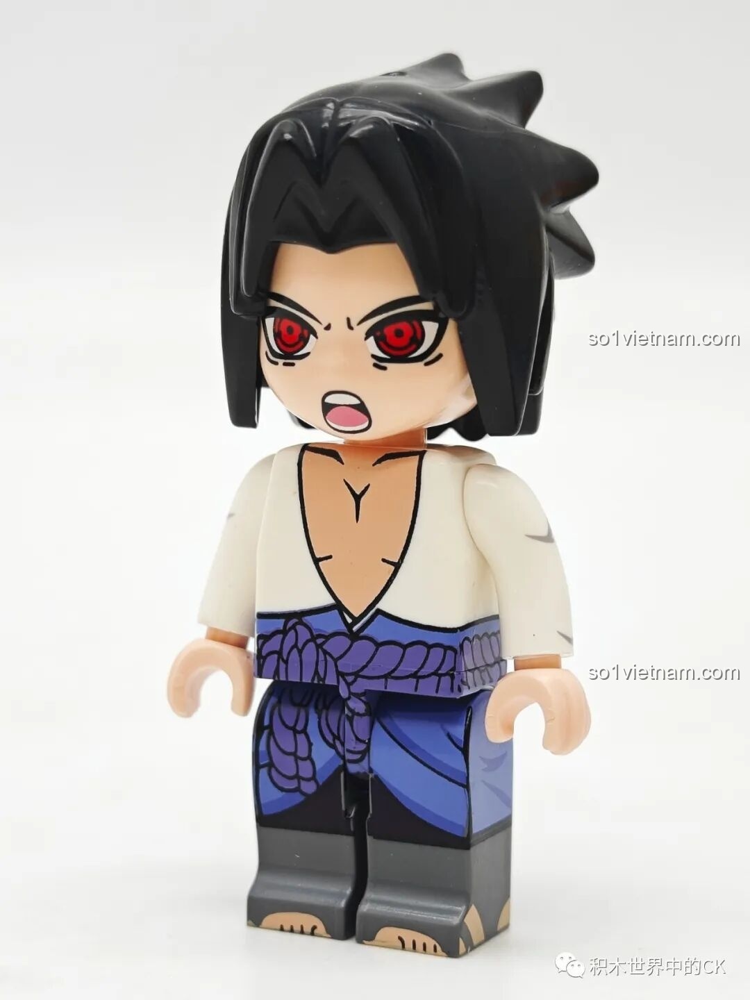 Minifigure Uchiha Sasuke hoàn chỉnh nhìn từ phía trước, với mắt Sharingan và trang phục đặc trưng, thuộc bộ Qman 79001.