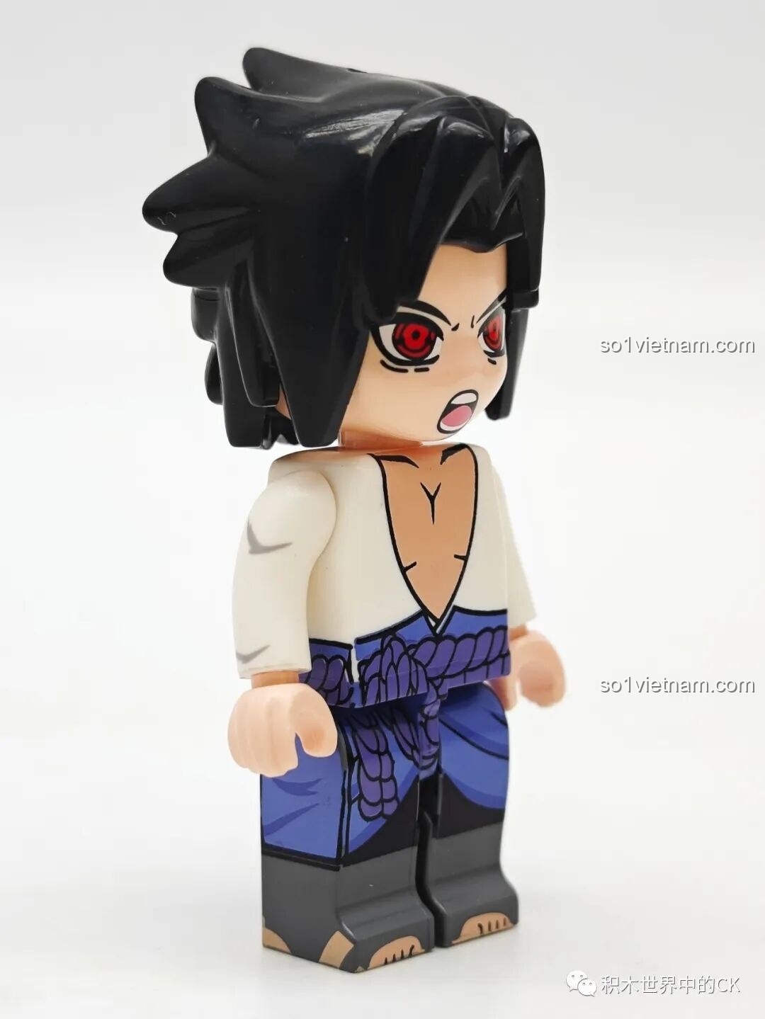 Góc nhìn nghiêng của minifigure Uchiha Sasuke, thể hiện mái tóc và biểu cảm cương nghị, sản phẩm của Qman 79001.