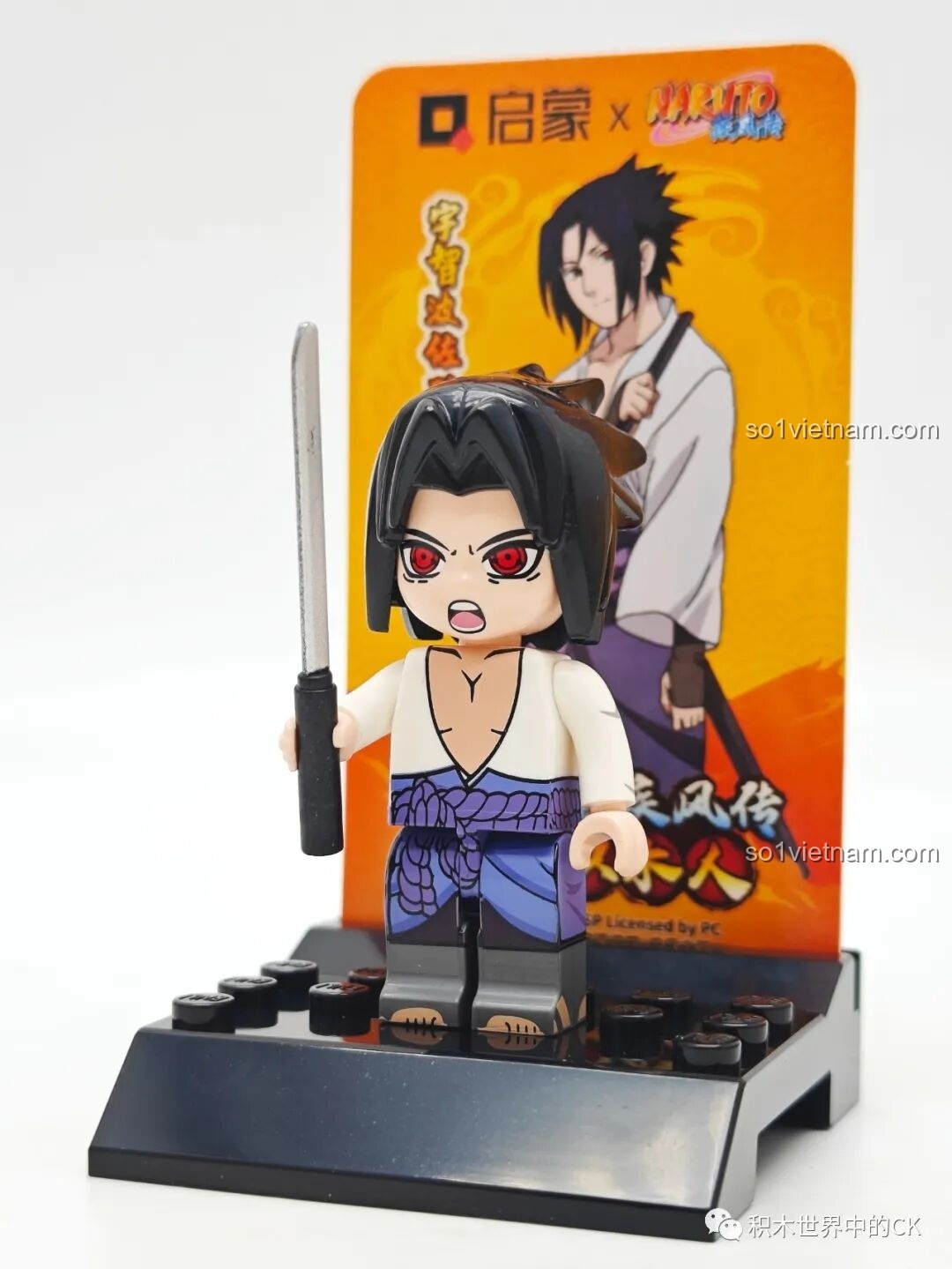 Minifigure Uchiha Sasuke cầm kiếm đứng trên đế trưng bày, một combo đồ chơi Nhân vật Uchiha Itachi cho trẻ em 6 tuổi.