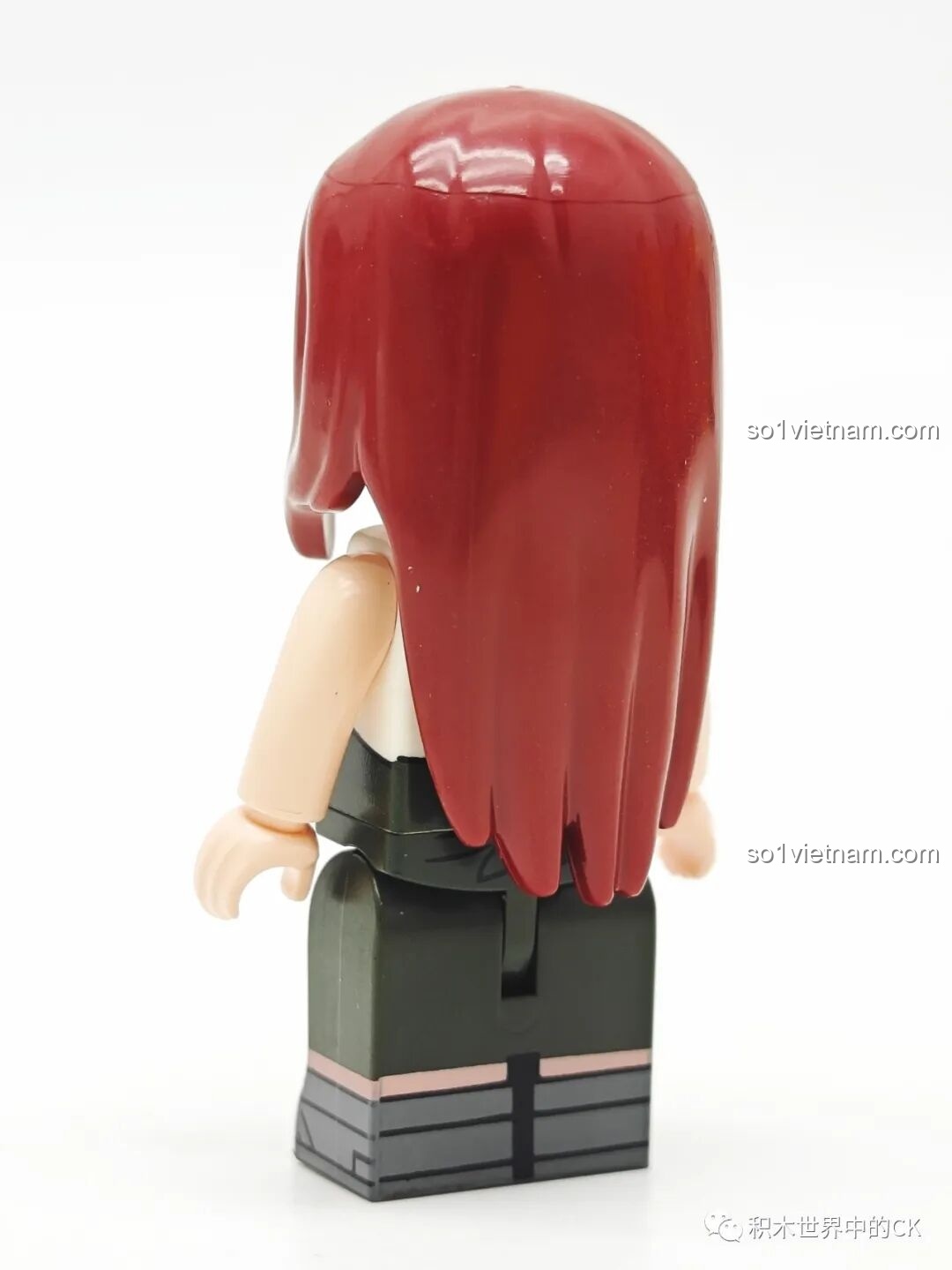 Mặt sau của minifigure Uzumaki Kushina, cho thấy mái tóc đỏ dài óng ả, từ bộ Qman 79001.