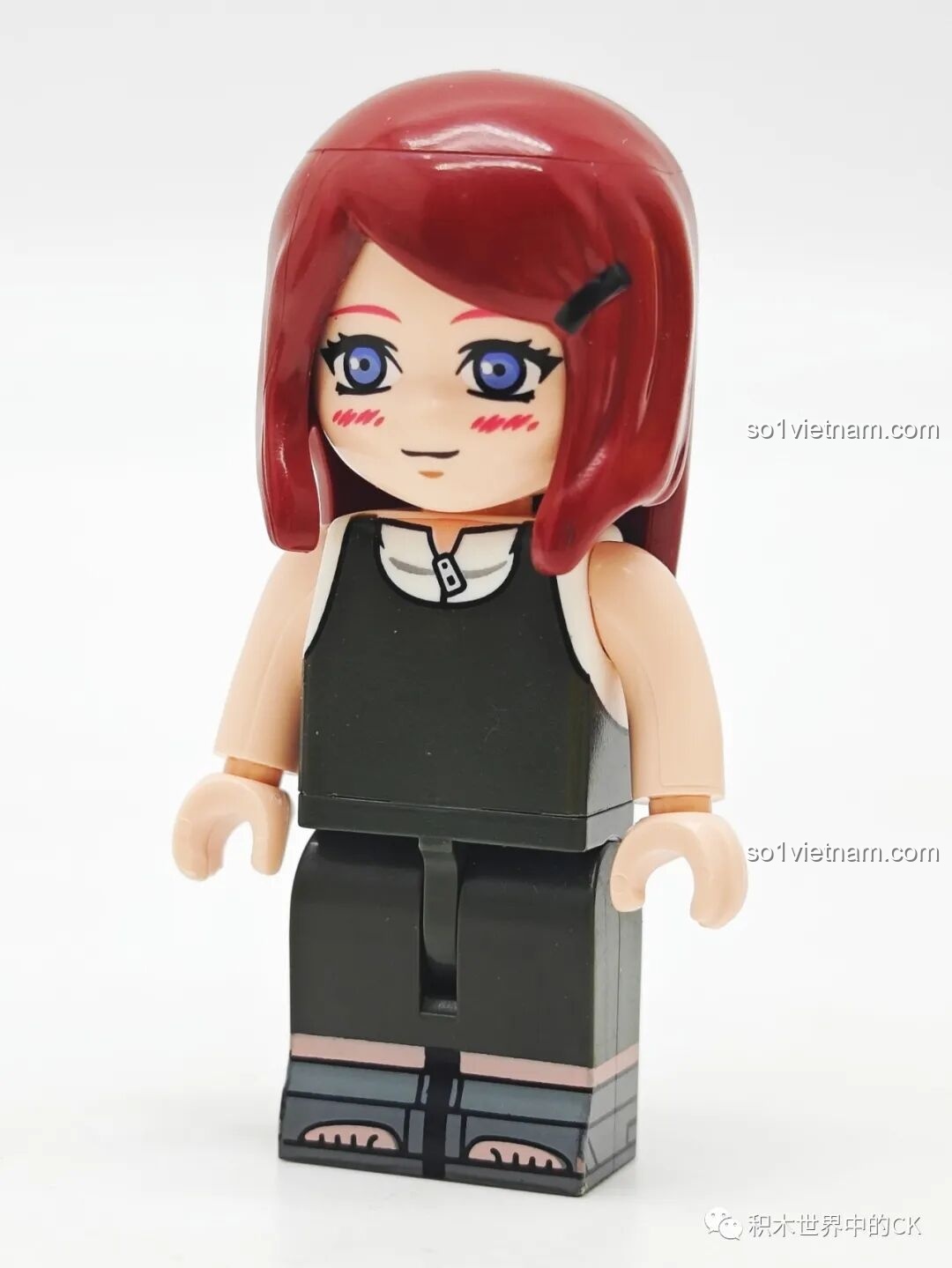 Minifigure Uzumaki Kushina hoàn chỉnh nhìn từ phía trước, với mái tóc đỏ và nụ cười hiền hậu, thuộc bộ Qman 79001.