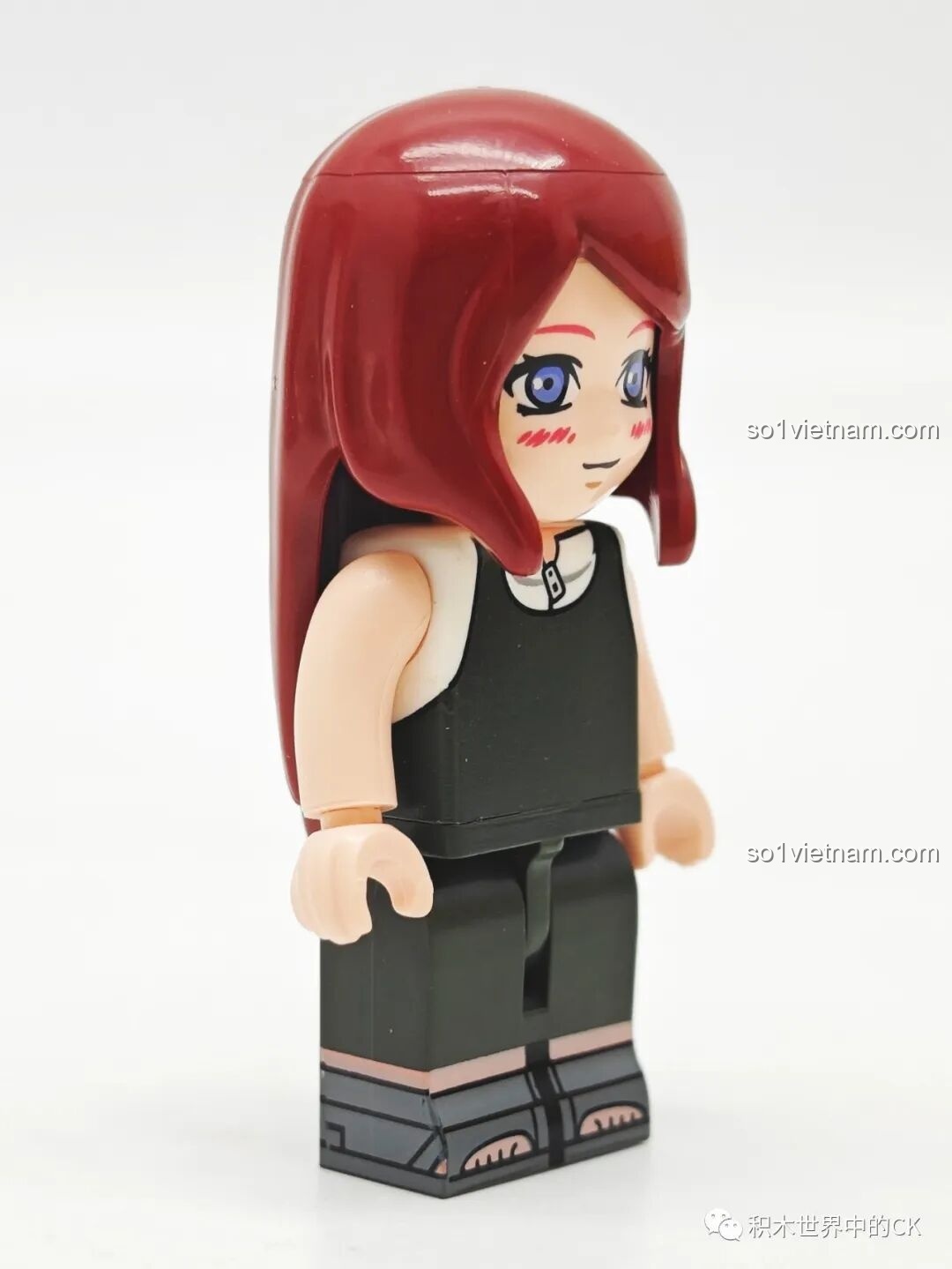 Góc nhìn nghiêng của minifigure Uzumaki Kushina, thể hiện vẻ đẹp dịu dàng, bộ đồ chơi Nhân vật Uzumaki Kushina Qman tiết kiệm.