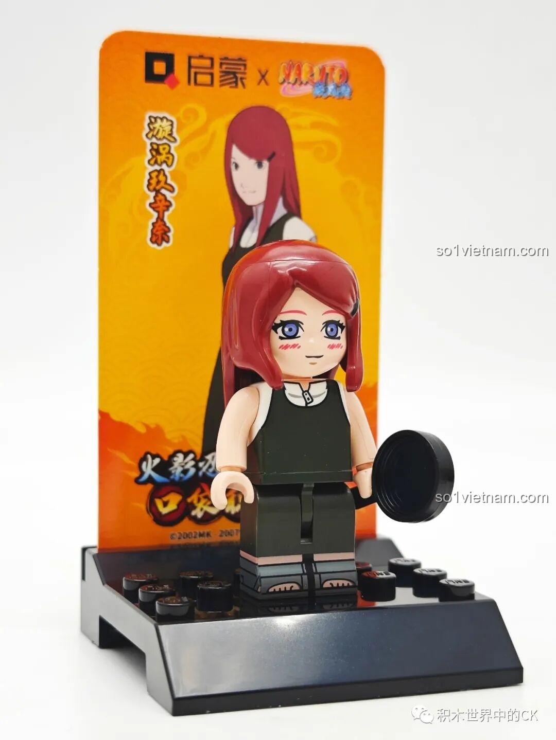 Minifigure Uzumaki Kushina cầm chảo đứng trên đế, đồ chơi mô hình Nhân vật Uzumaki Kushina cho con trai từ 6 tuổi.