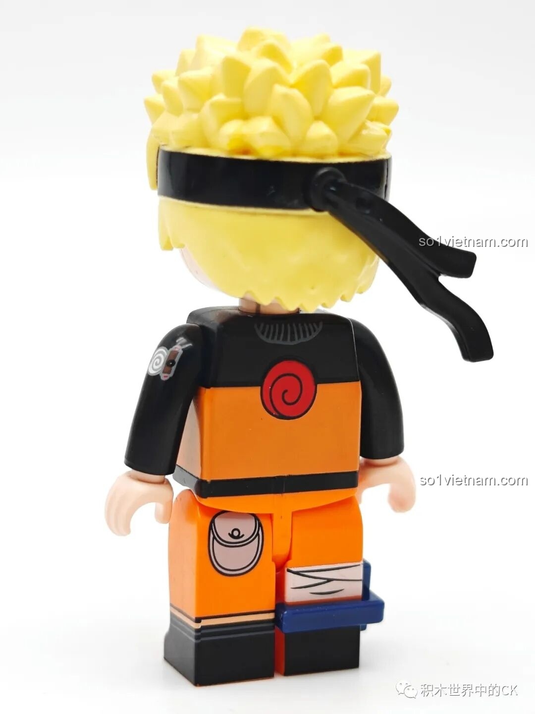 Mặt sau của minifigure Uzumaki Naruto, có biểu tượng xoáy nước và túi đồ nghề, từ bộ Qman 79001.