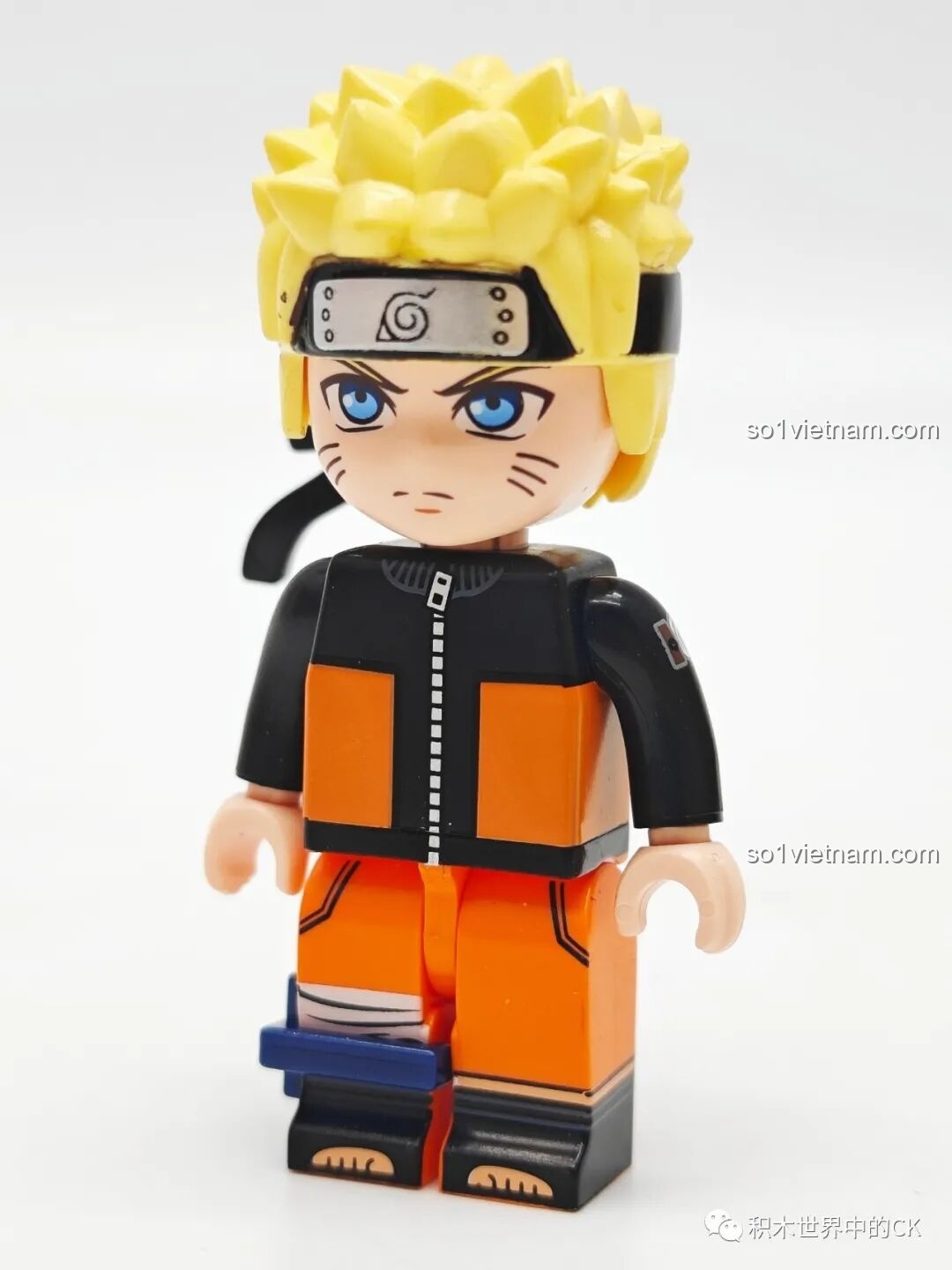 Minifigure Uzumaki Naruto hoàn chỉnh nhìn từ phía trước, trong trang phục Shippuden quen thuộc, thuộc bộ Qman 79001.