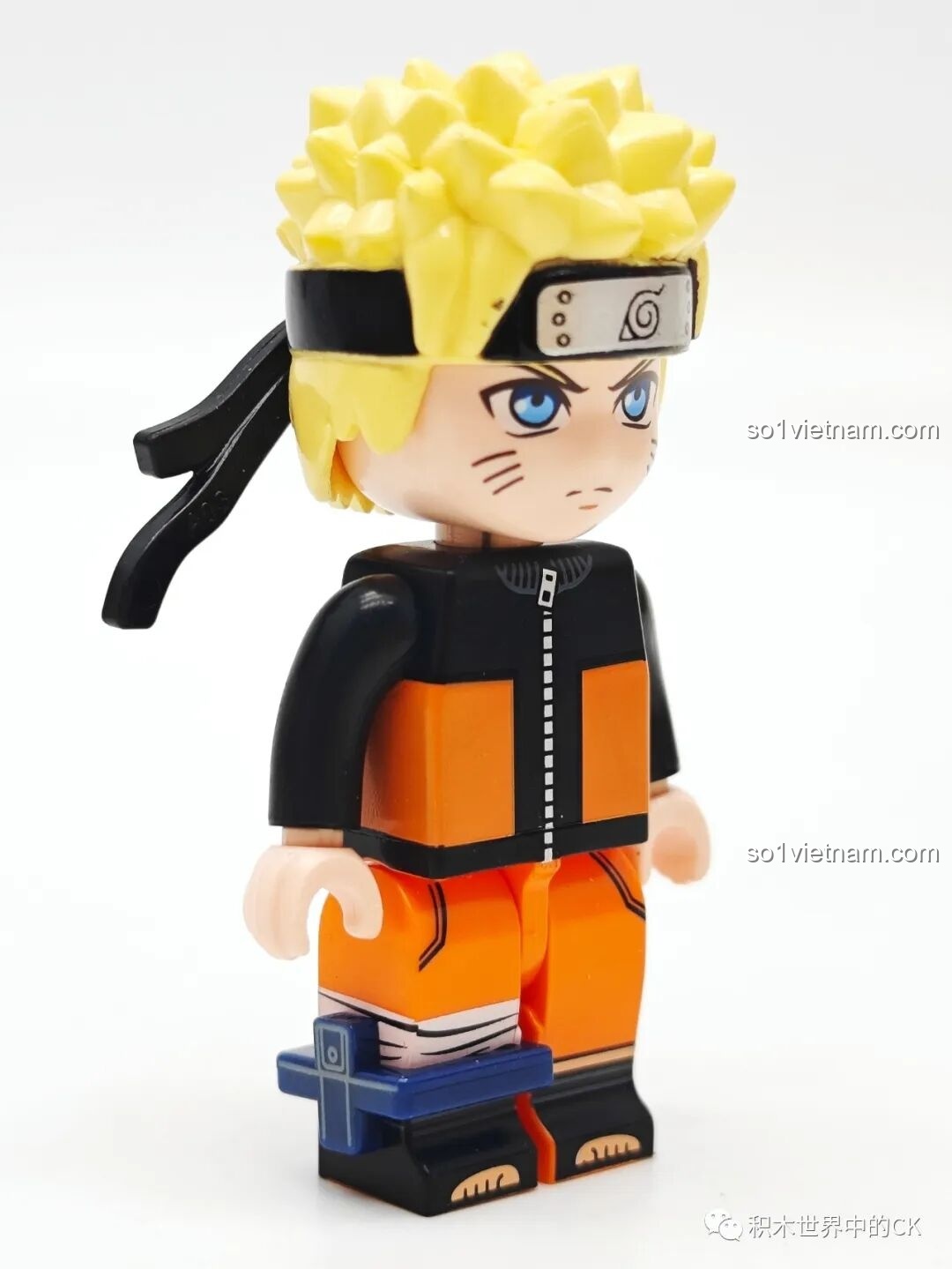 Góc nhìn nghiêng của minifigure Uzumaki Naruto, cho thấy chi tiết dải băng trán bay trong gió, sản phẩm của Qman 79001.