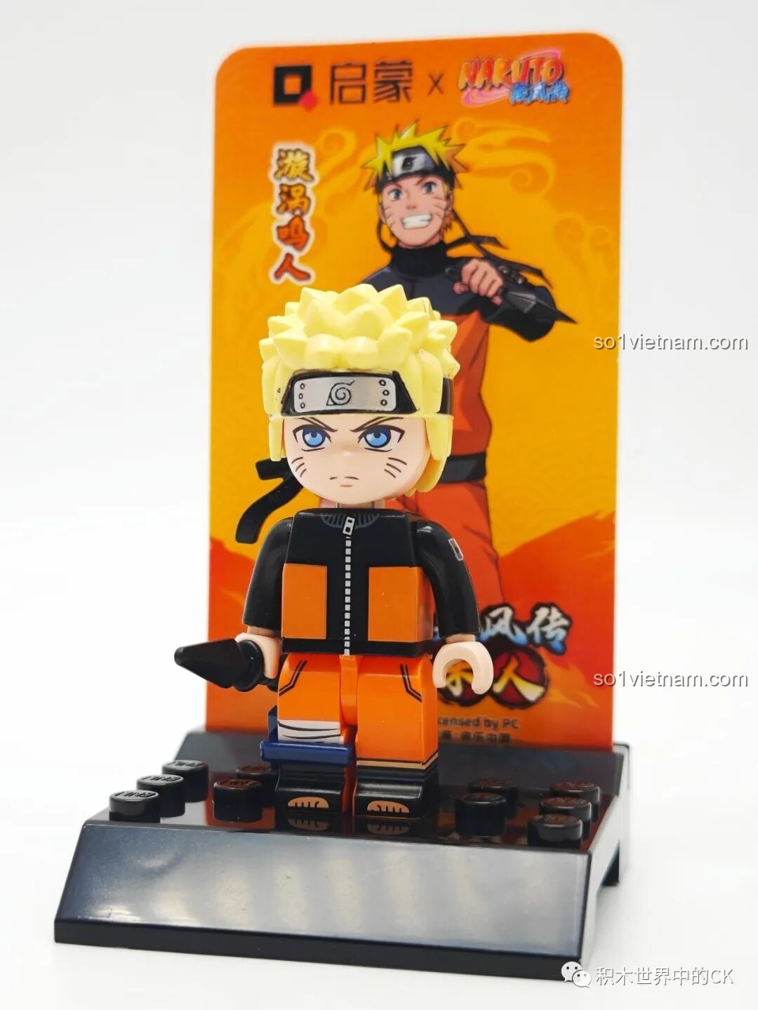 Minifigure Uzumaki Naruto cầm kunai đứng trên đế trưng bày, một phần của bộ sưu tập nhân vật Naruto Qman đáng tiền.
