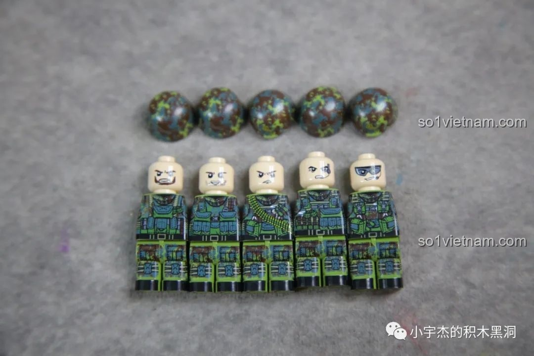 Các minifigures lính đứng bên cạnh mô hình xe tăng T-34 Panlos 632012 đã hoàn thiện.