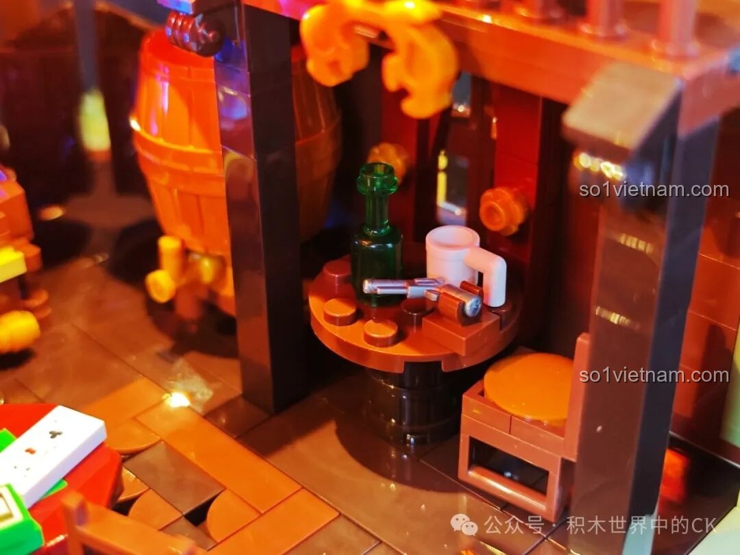 Ba nhân vật minifigure đang chơi bài trong Saloon Miền Tây F9021, nhìn từ góc khác.