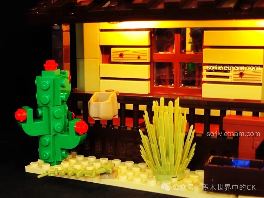 Ba nhân vật minifigure đang ngồi chơi bài tại bàn trong mô hình Saloon Miền Tây F9021, thể hiện tính tương tác.