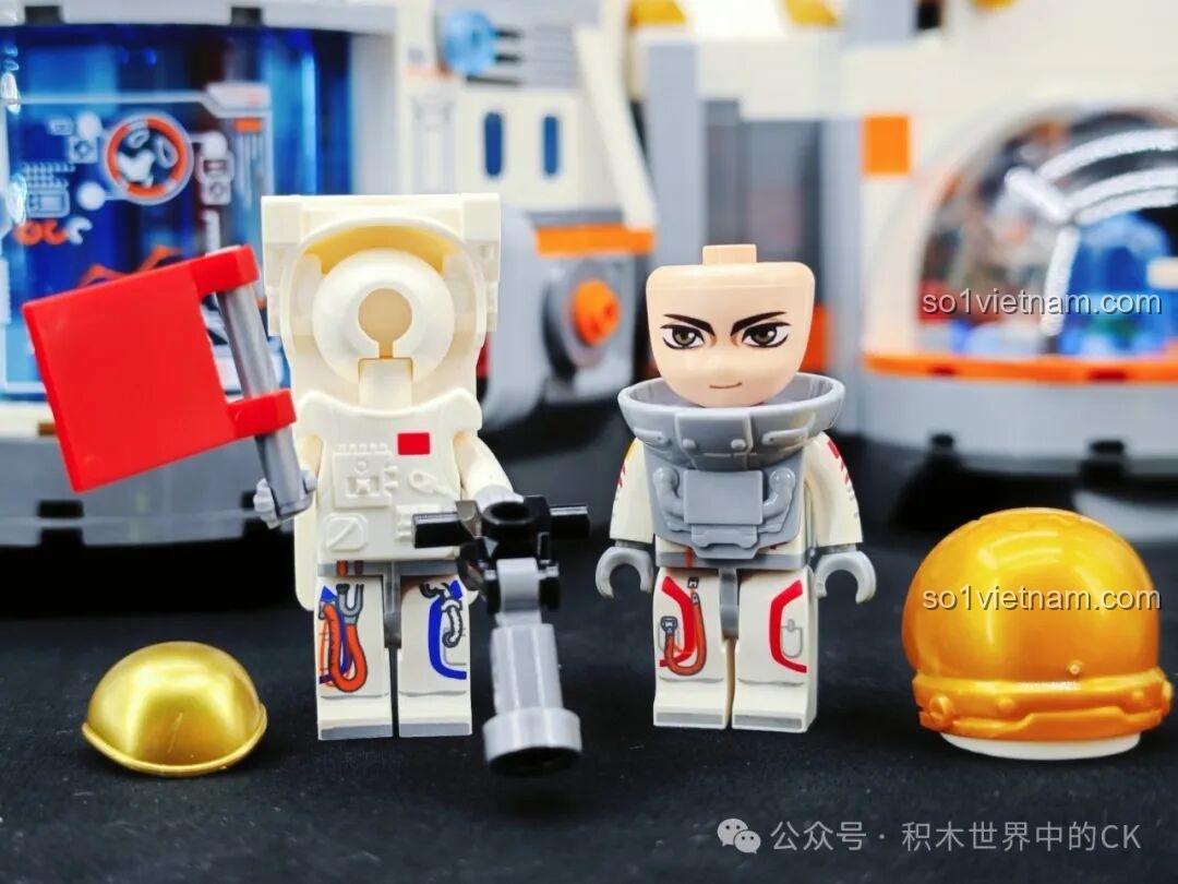 Các minifigures phi hành gia có thể tháo rời mũ bảo hiểm, để lộ khuôn mặt bên trong, tăng tính tương tác cho bộ đồ chơi.