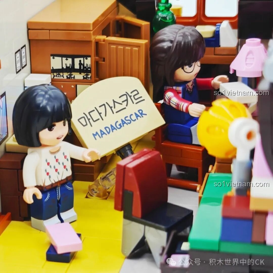 Minifigures Deok-sun và Bo-ra trong phòng ngủ, tái hiện những khoảnh khắc vừa cãi vã vừa yêu thương của hai chị em.