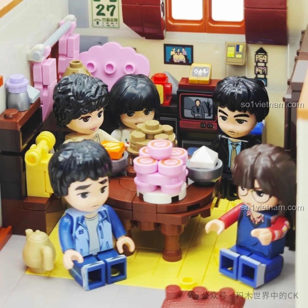 Các minifigures của gia đình Sung đang quây quần bên bàn ăn trong phòng khách, tái hiện cảnh sinh hoạt gia đình ấm cúng.