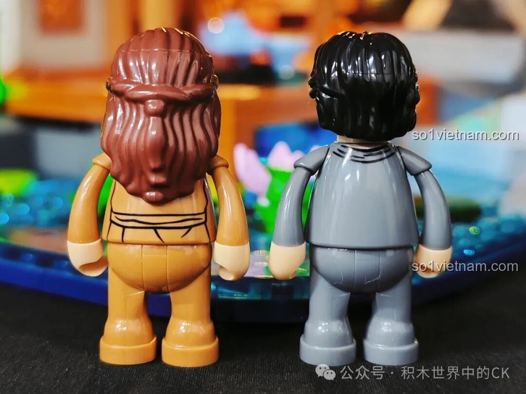 Hai minifigure của bộ lắp ghép Nhà Trọ Rừng Trúc với khuôn mặt và biểu cảm thông thường, không đeo mặt nạ.