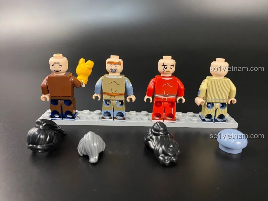 Các minifigures nam và phụ kiện tóc đi kèm, cho phép thay đổi tạo hình nhân vật.