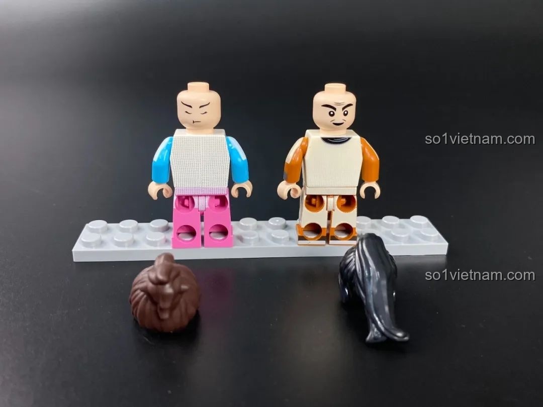 Hai minifigures nữ và phụ kiện tóc đi kèm của bộ xếp hình Sân Sau Khách Điếm Đồng Phúc.