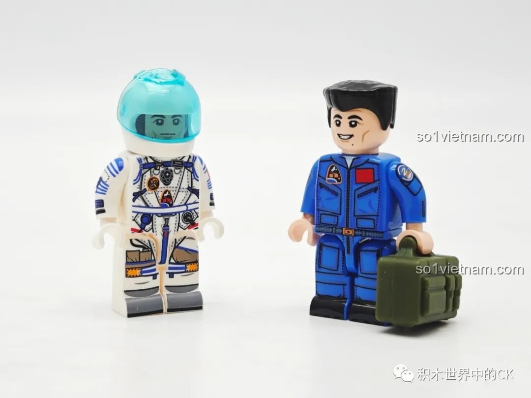 Cận cảnh hai minifigure phi hành gia và kỹ sư mặt đất trong bộ lắp ráp Sembo 203366 Tên lửa đẩy Trường Chinh 2F.