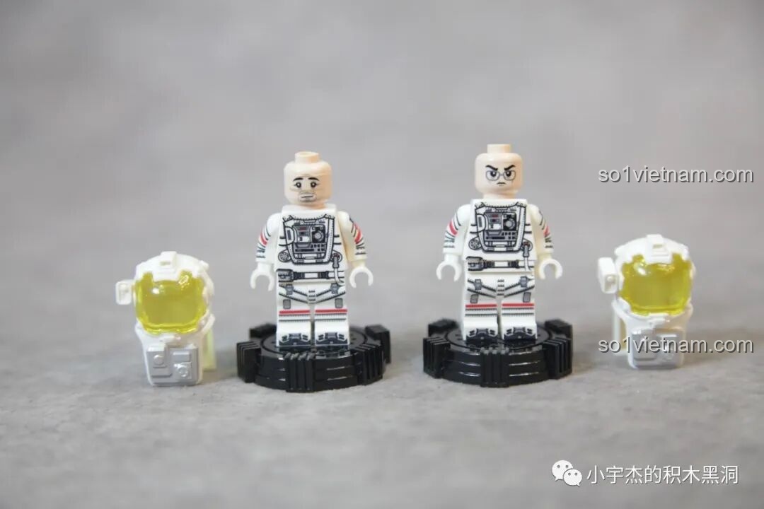 Hai minifigures phi hành gia (Mã Chiêu và Đồ Hằng Vũ) của SEMBO 107106, in ấn sắc nét, chi tiết.