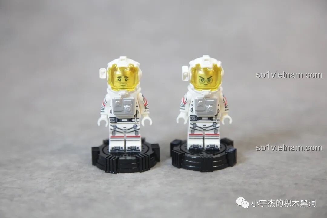 Minifigures phi hành gia của SEMBO 107106 đã đội mũ bảo hiểm, sẵn sàng cho nhiệm vụ không gian.