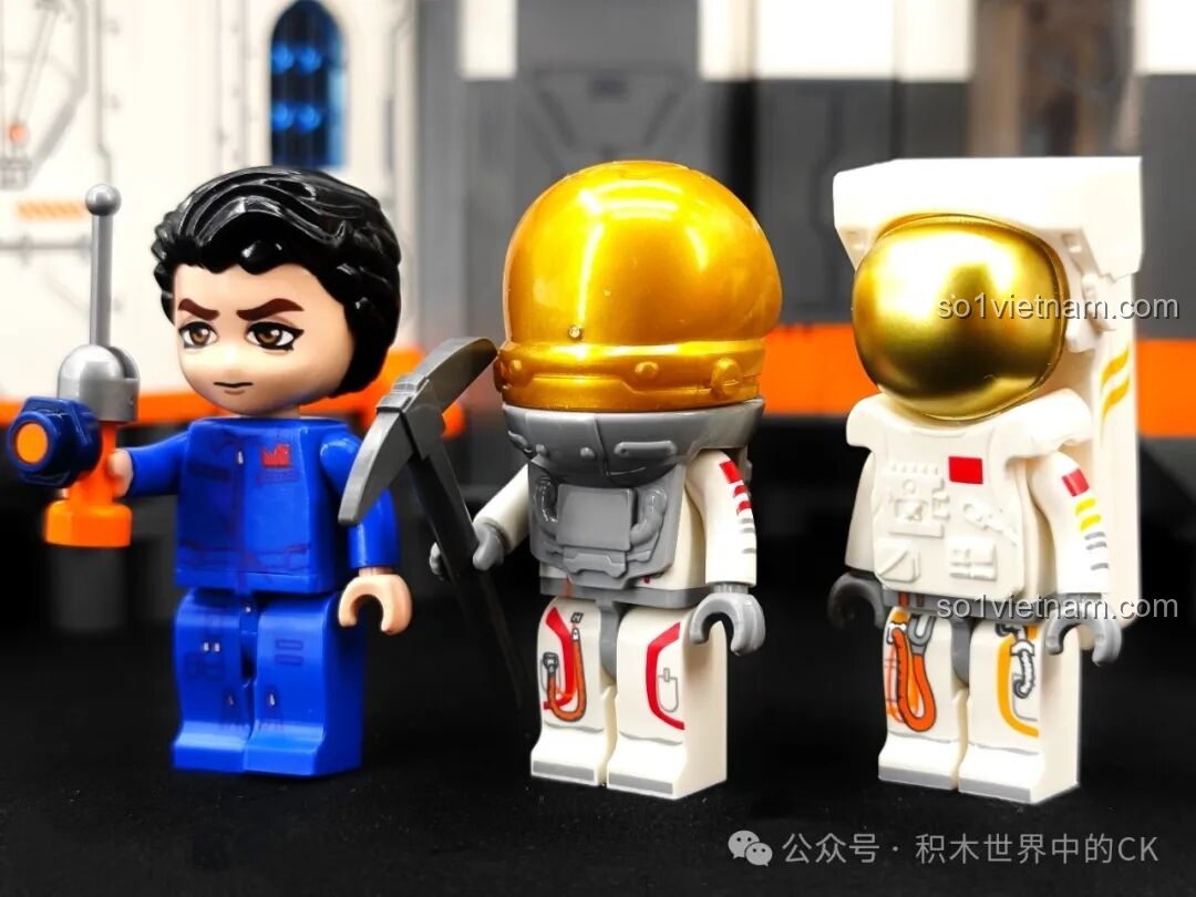 Các minifigures phi hành gia của bộ Keeppley K10235 cầm theo các dụng cụ như búa, máy dò, sẵn sàng cho nhiệm vụ.