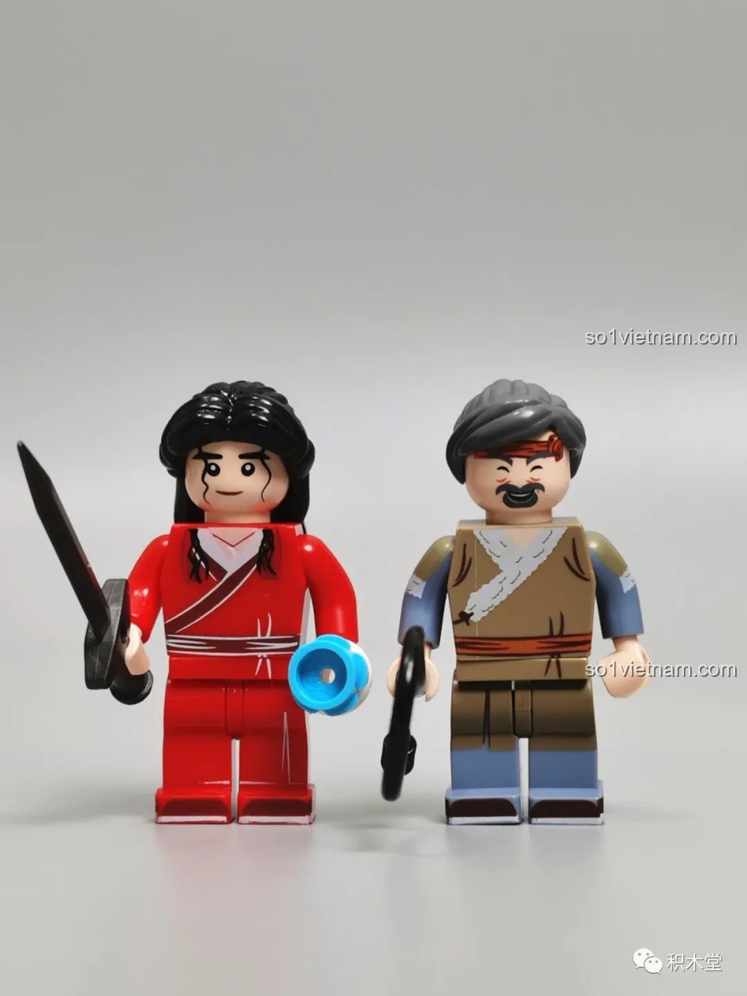 Hai minifigures Quách Cự Hiệp và Tái Điêu Thuyền trong bộ xếp hình Khách Điếm Đồng Phúc - Sân Sau.