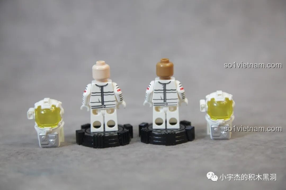 Minifigures Lưu Bội Cường và Herbert đã đội mũ bảo hiểm, sẵn sàng cho nhiệm vụ trên Mặt Trăng.