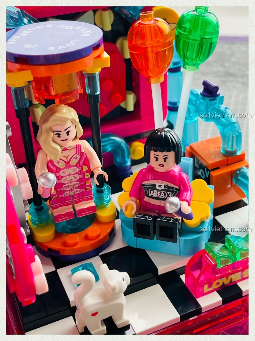 Hai minifigures ca sĩ và chú mèo con trên sân khấu Ái Vũ Đài AREA-X AB0006 đã hoàn thiện, sẵn sàng cho buổi biểu diễn.