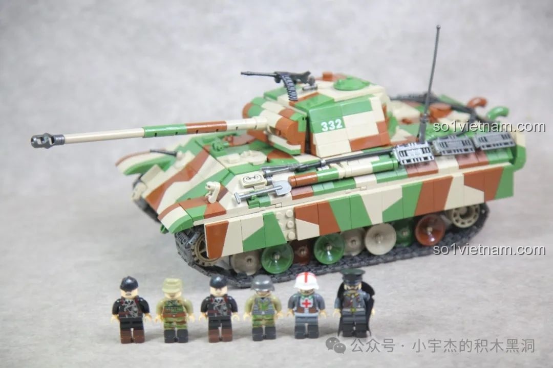 Góc chụp từ trên cao của 6 minifigures đứng trước xe tăng Panther G 100252, sẵn sàng cho các nhiệm vụ.