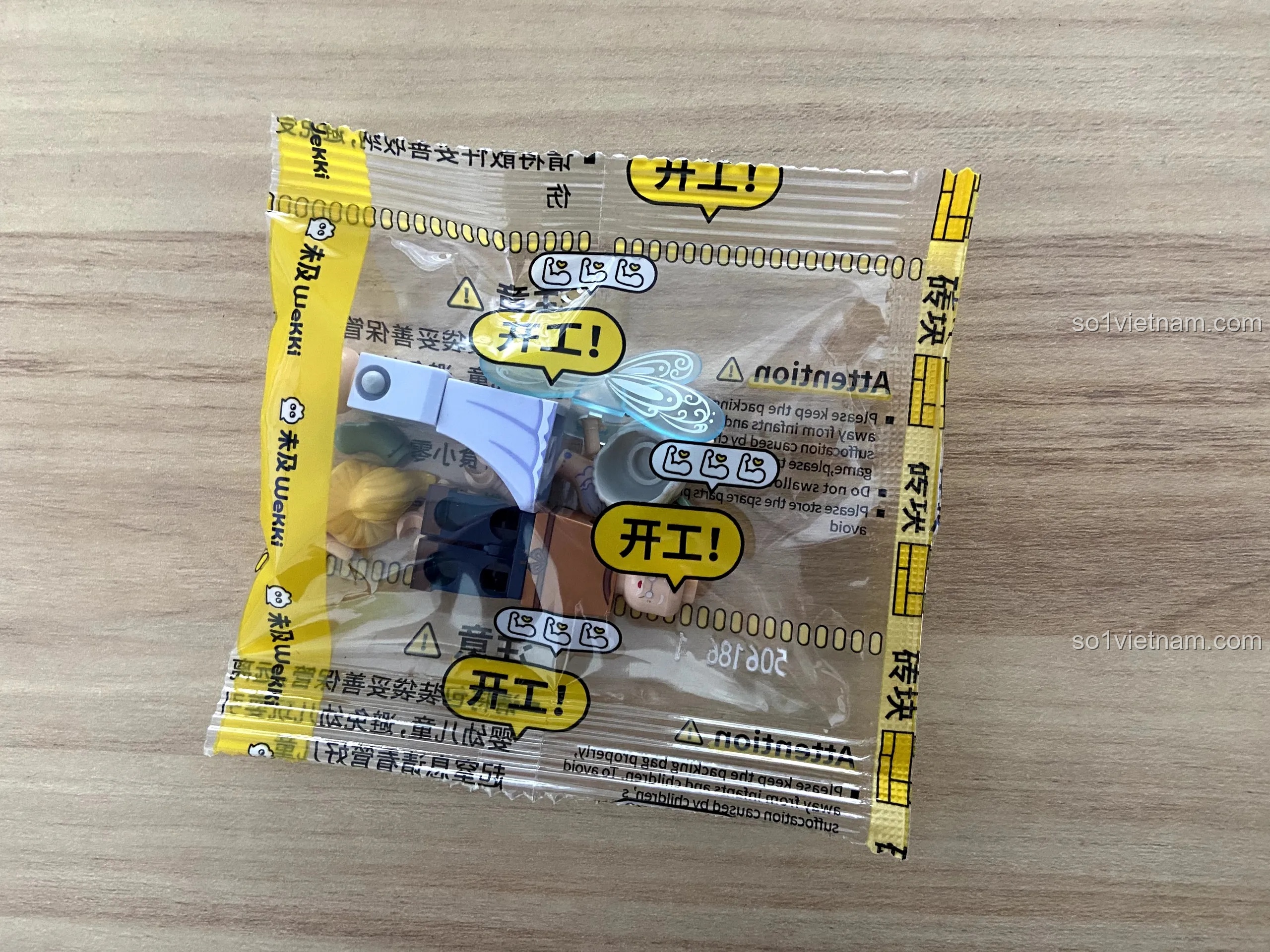 Túi chứa các minifigure của ông Geppetto và cô Tiên xanh trong bộ lắp ghép Wekki 506186 Pinocchio.