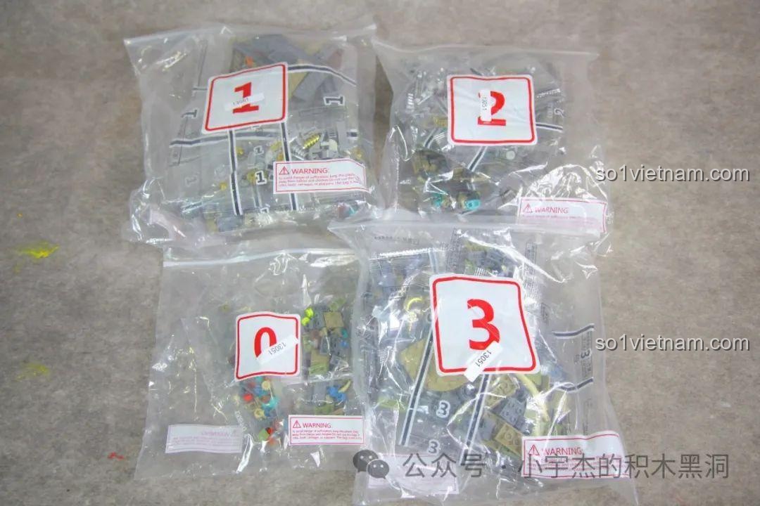 Các túi chi tiết được đánh số của bộ xếp hình Khủng long robot Triceratops 13051.