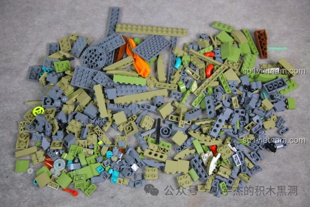 Các chi tiết mạ vàng và bạc tinh xảo của bộ lắp ghép MJ 13051.