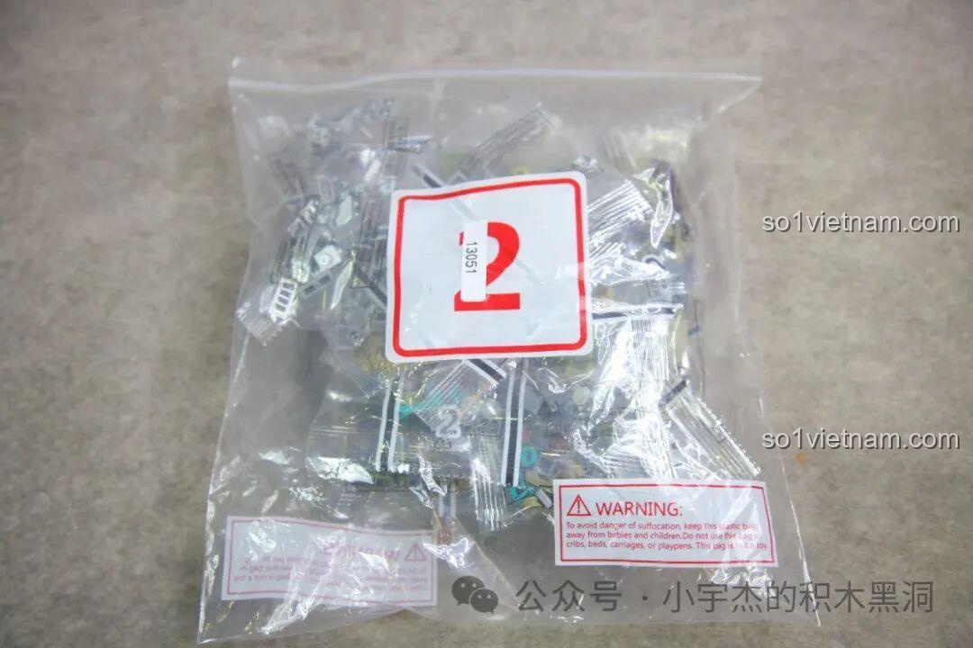 Góc nhìn từ mặt cơ khí của mô hình khủng long Triceratops 13051 hoàn chỉnh.