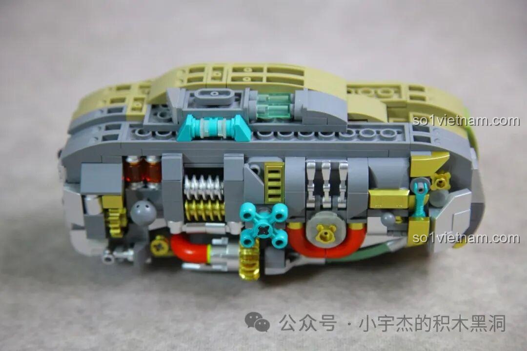 Mô hình hoàn thiện của Chiến binh khủng long ba sừng MJ 13051 trong tư thế đứng.