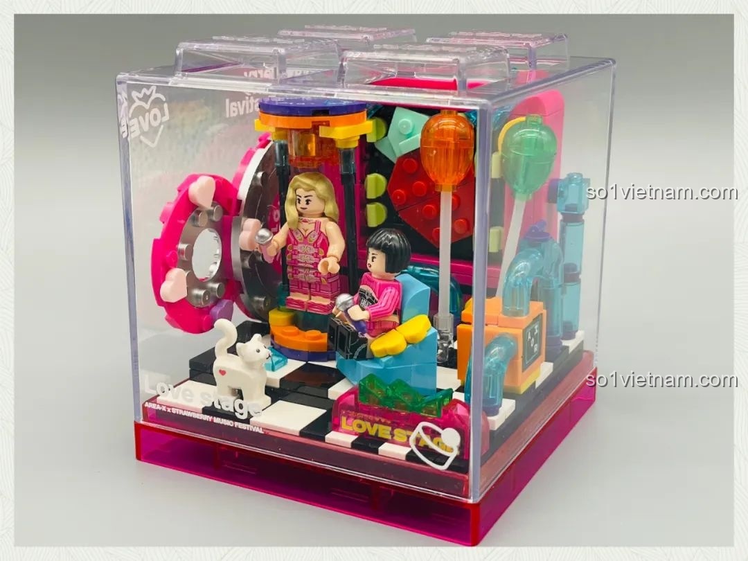 Mô hình sân khấu Ái Vũ Đài AREA-X AB0006 đã hoàn thiện được đặt gọn gàng trong hộp trưng bày trong suốt đi kèm.