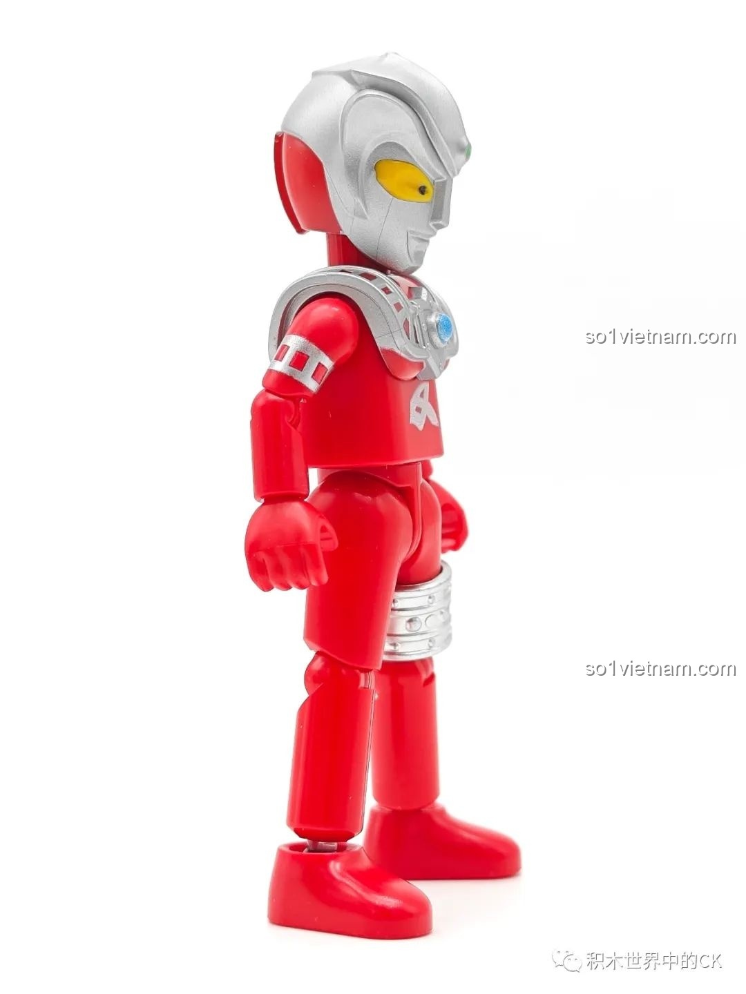 Góc nhìn bên hông của mô hình Astra BLOKEES Ultraman GV-08, cho thấy cấu trúc và màu sắc.