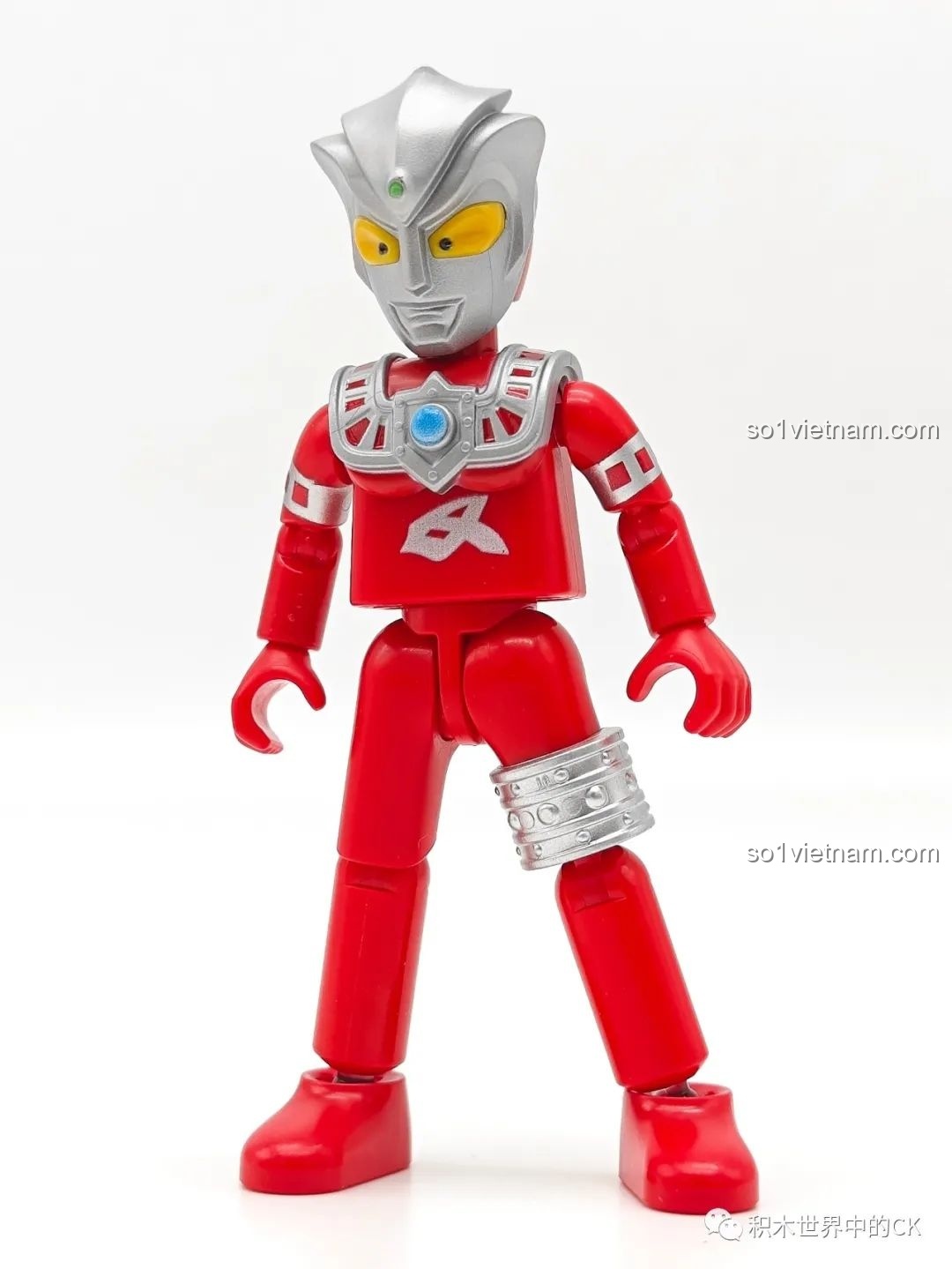 Mô hình đồ chơi lắp ráp Astra (GV-08 05) của BLOKEES Ultraman GV-08 nhìn từ phía trước, với bộ giáp đỏ đặc trưng.