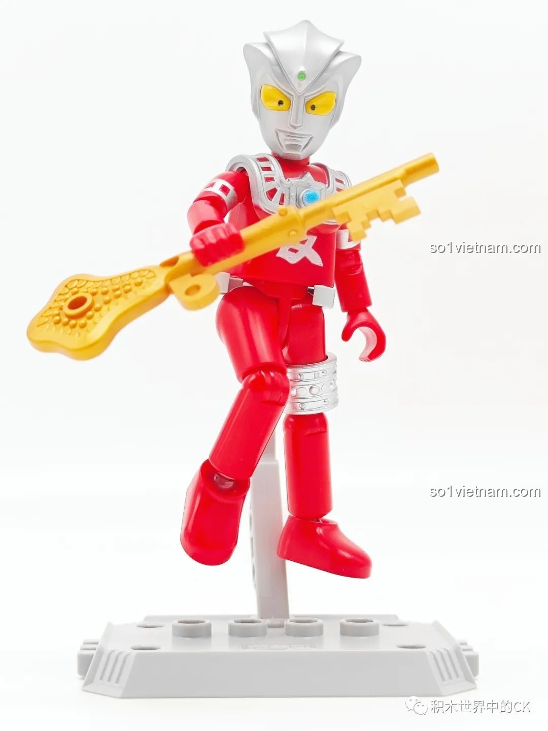 Mô hình Astra BLOKEES Ultraman GV-08 tạo dáng với phụ kiện chìa khóa Ultraman trên đế trưng bày.